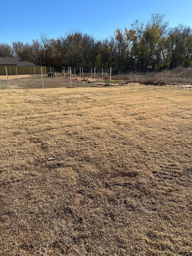 Building Photo - *Pre-leasing* NEWER Three Bedroom | Two Ba...