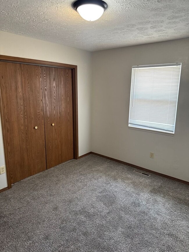 Building Photo - Charming 2 Bedroom Duplex!