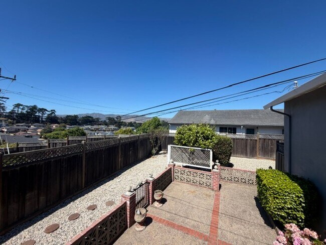 Building Photo - 460 Mariposa Dr
