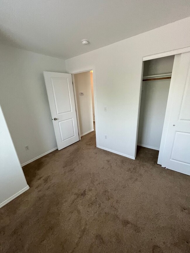 Building Photo - Beautiful Townhouse Available Now! Move In...