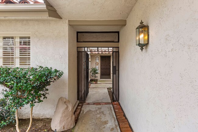 Building Photo - Gorgeous 2 bedroom, 2 bath in the hills ab...