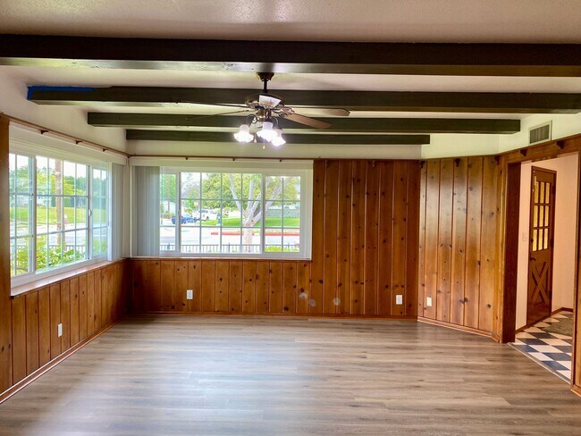 Building Photo - Rustic Spacious Home with Large Yard Boasting Timeless Character – 3 Bed, 2.5 Bath