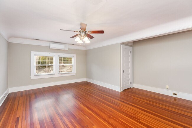 Building Photo - **Price Reduced with HOLIDAY MOVE-IN SPECIAL! $500 off 1st full month's rent with lease signed by...