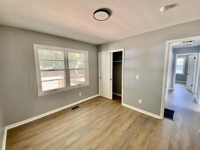 Building Photo - 2104 Linde St NW