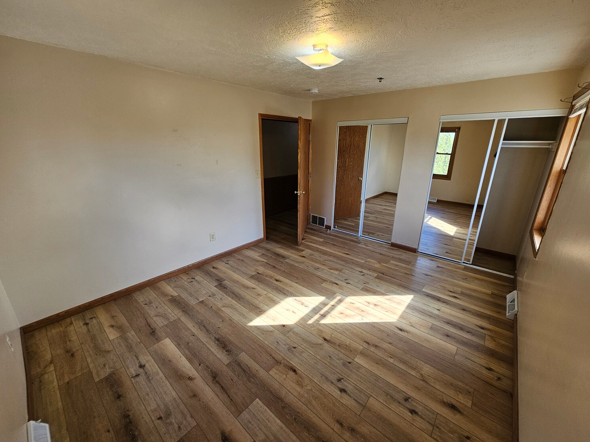 Building Photo - 531 Lakeshore Ct