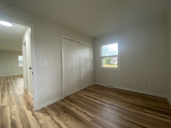 Building Photo - Welcome to this delightful three bedroom, ...