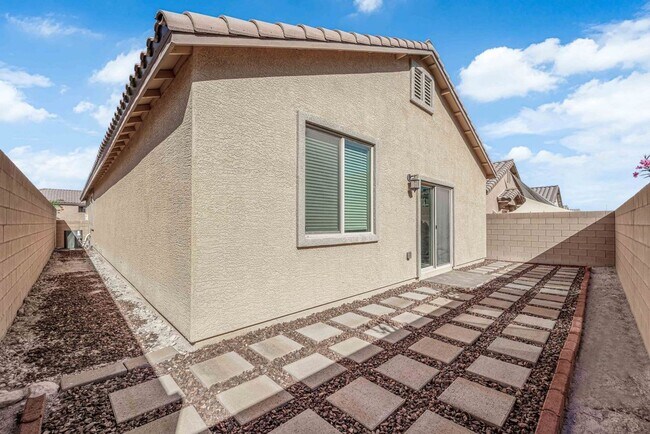 Building Photo - 3 bedroom home in gated community! Move in...