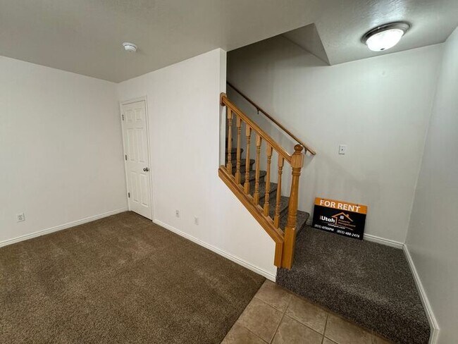 Building Photo - 3 bedroom 2.5 Bath Townhouse-Small Dogs Allowed
