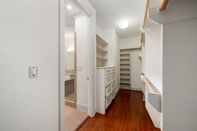 Building Photo - 6115 Hamman St