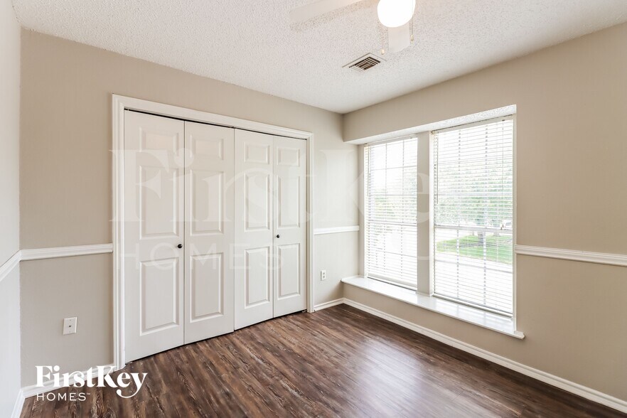 Building Photo - 9631 Orangevale Dr