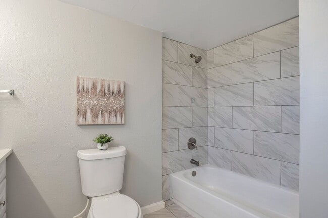 Building Photo - Beautiful 3 Bed 1 Bath Home in Edgewater!