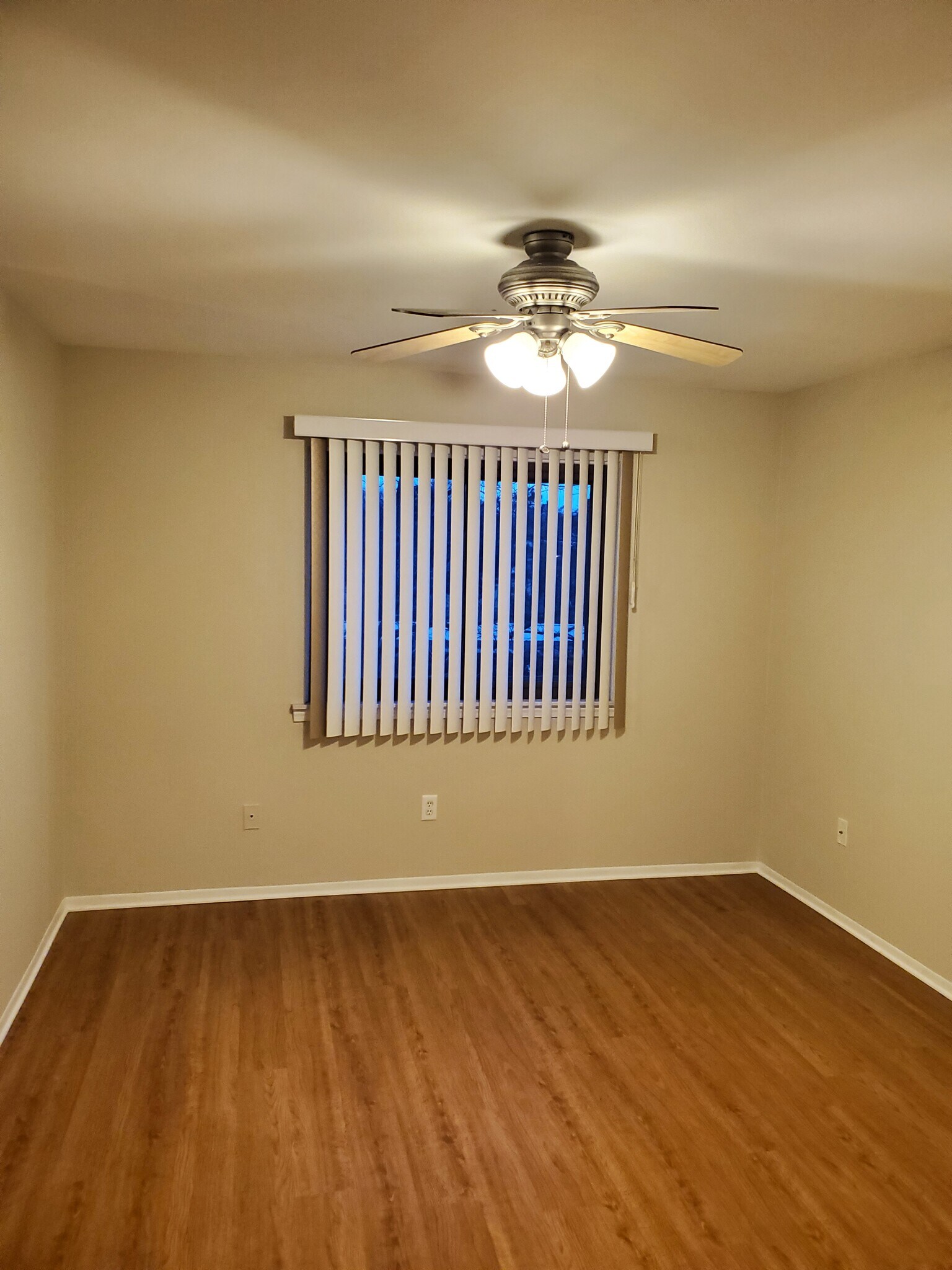 Master bedroom with private bath - 27230 Evergreen Rd