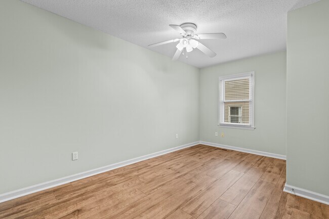 Building Photo - 311 S Willow Dr