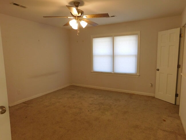 Building Photo - 105 Little Rossie Rd