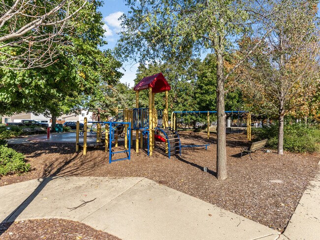 Building Photo - 1053 Symphony Dr