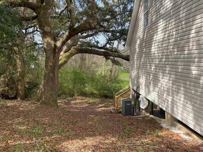 Building Photo - 13 Fleetwood Pl