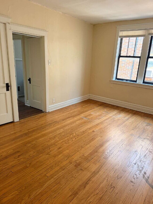 Building Photo - ** MOVE IN SPECIAL** Historic South City Living