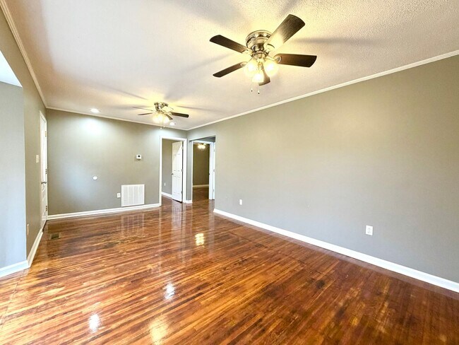 Building Photo - 838 Potters Ln