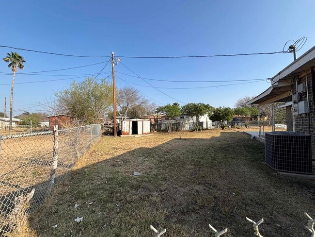 Building Photo - 3413 N Buena Vista Ave