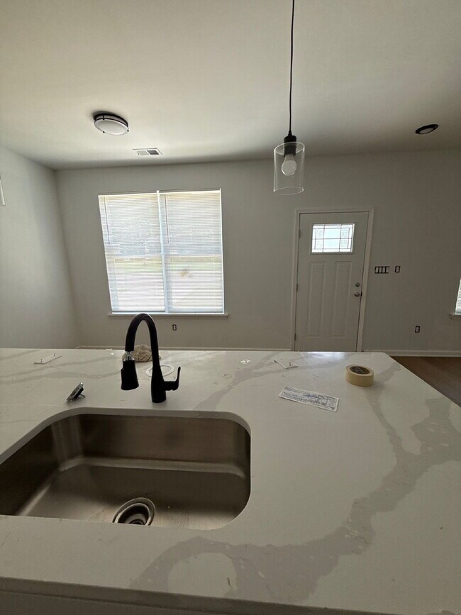 Building Photo - Fully Renovated Spacious 3BR in South Memphis – Section 8 Welcome