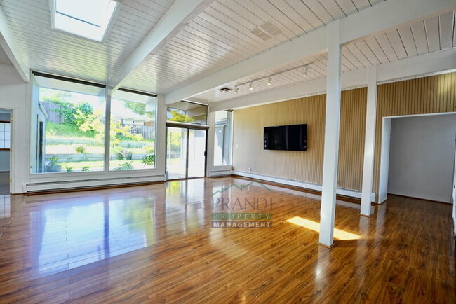 Building Photo - 955 Las Ovejas Ave