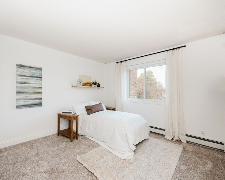 Building Photo - 35 Nathan Ln N