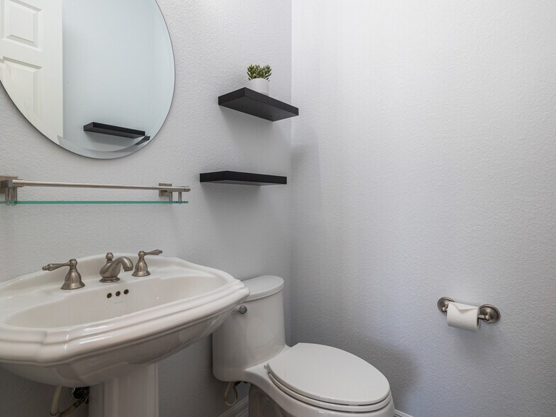 Building Photo - 9805 Big View Dr