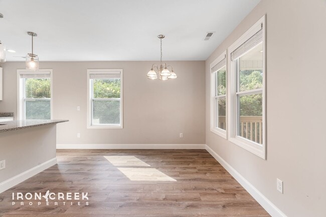 Building Photo - Beautiful New Home with Modern Finishes in...