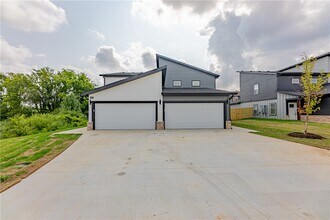 Building Photo - 1607 SW Casuarina Dr