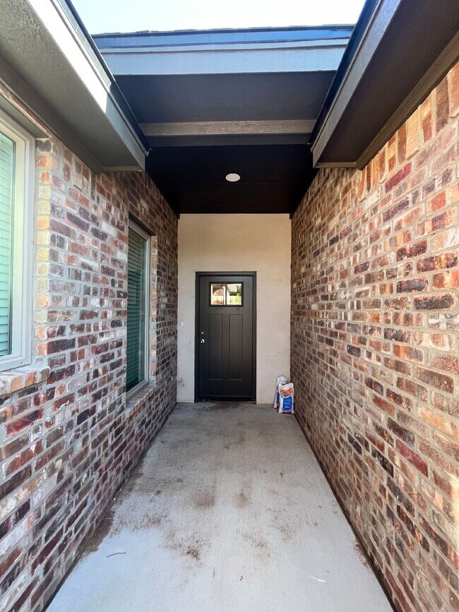 Building Photo - 2 Bedroom Home with Easy Access to Slide Road