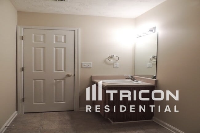 Building Photo - 1311 Meadow Walk Dr