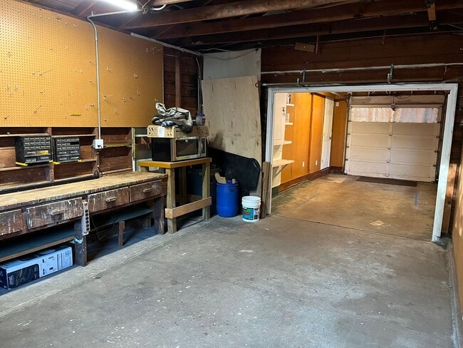 Building Photo - Urban Craftsman Gem!