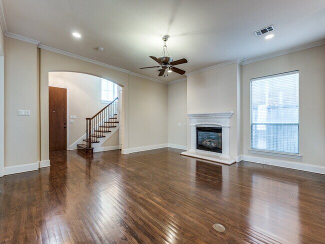 Building Photo - 3 bedroom 3 bath Duplex