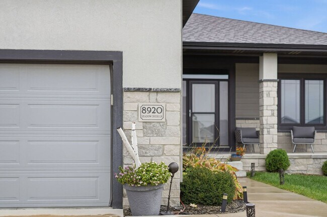 Building Photo - Awesome 4 Bedroom LIKE NEW!
