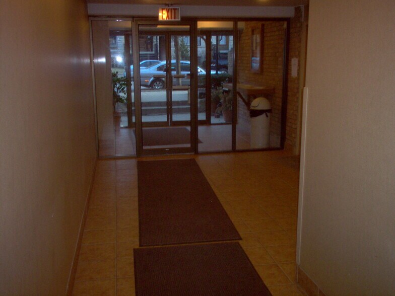 LOBBY, ALSO MAIL ROOM - 832 W Oakdale Ave