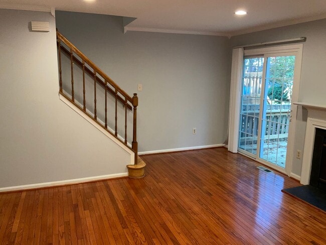 Building Photo - Gorgeous and fully updated 3BR 3.5BA 3 lev...