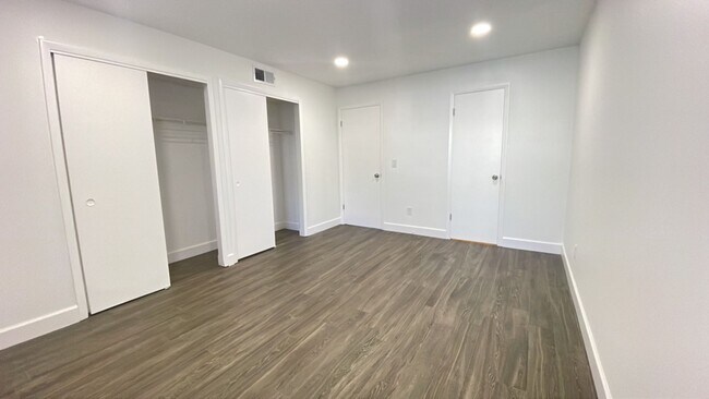 Building Photo - Renovated 2 Bedroom, 2 Bath First Floor in...