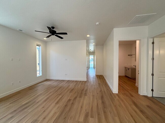 Building Photo - Woodland Estates Townhome!