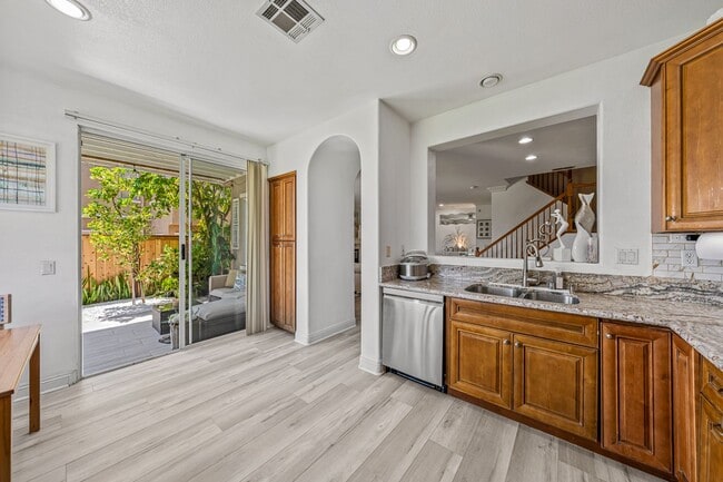 Building Photo - Beautiful Townhome in Chula Vista zz