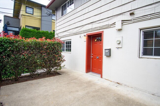 Building Photo - John's Landing 1 Bed Flat with D/W, W/D, Private Patio!!