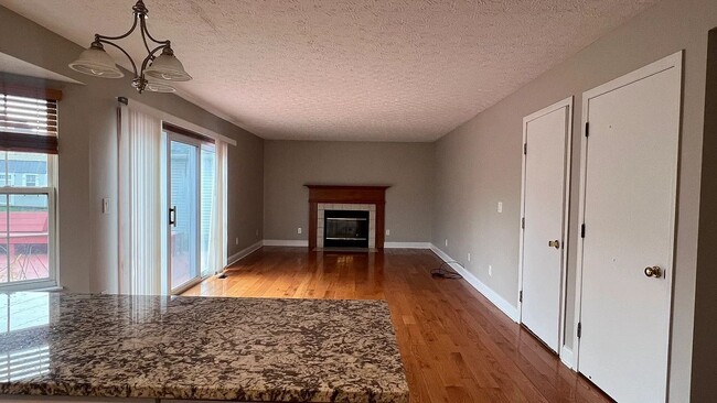 Building Photo - 6752 Riverside Glen Ct