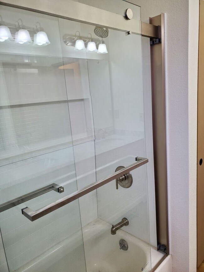 Building Photo - Beautiful 2 Bed 1.5 Bath 2 Story Duplex in...