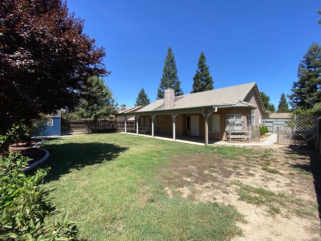 Building Photo - 2643 W Oakridge Ave