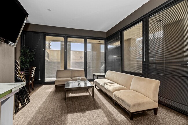 Building Photo - 6700 S South Shore Dr