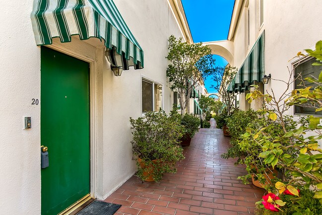 Building Photo - 1745 Selby Ave