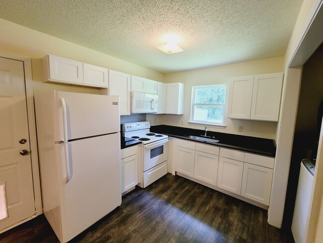 Building Photo - Remodeled 2 bed 1 bath