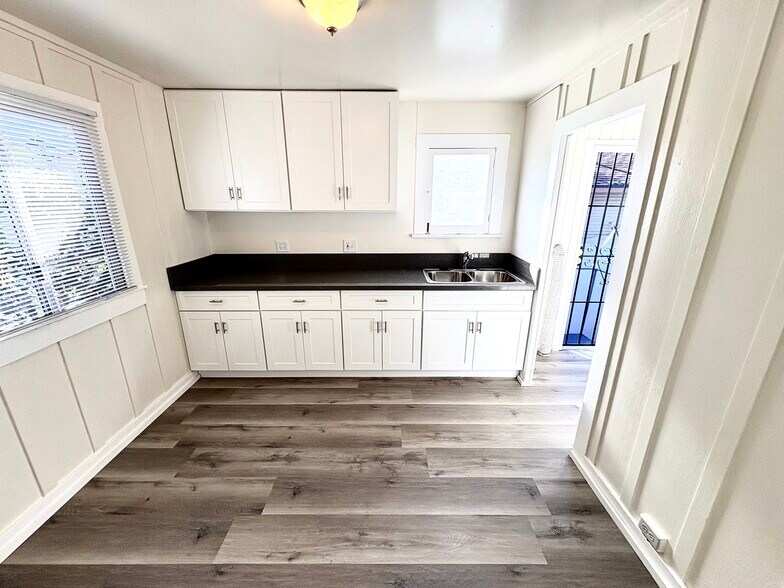 Building Photo - 754 W Elberon Ave