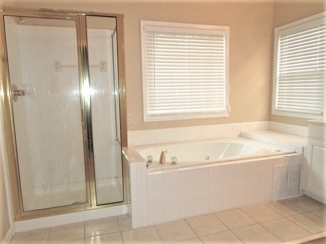 Building Photo - 2420 Queensboro Ln