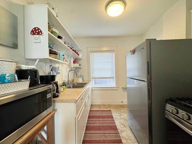 Building Photo - 512 W 39th Terrace