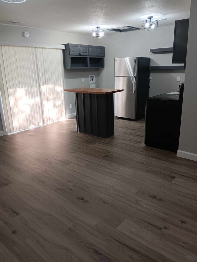 Building Photo - Nice 2 Bedroom Apartment overlooking Treeline lake